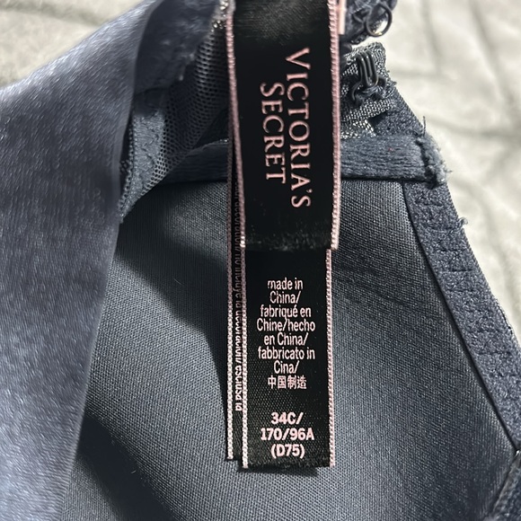 Victoria’s Secret - Picture 4 of 4